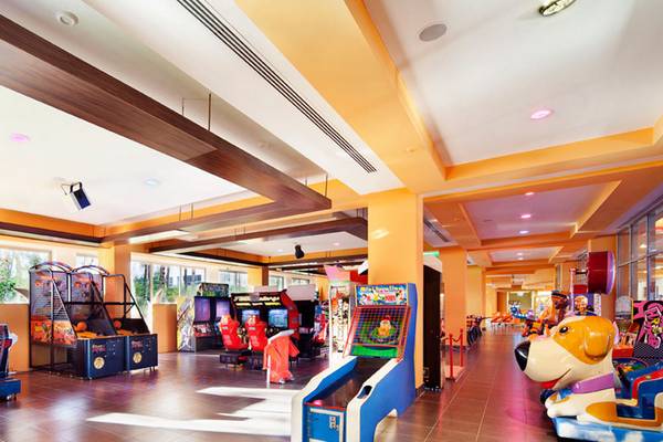 Spielbereich im Sueno Hotels Beach Side mit verschiedenen Spielkonsolen und Spielgeräten.
