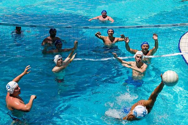 Wasserball-Spieler der Mannschaft im Pool des Sueno Hotels Beach Side.