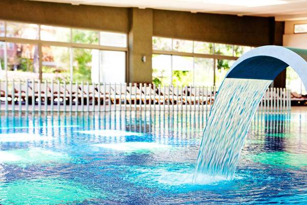 Wasserfall im Poolbereich des Sueno Hotels Beach Side