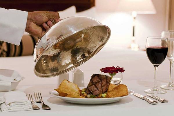 Essen auf dem Bett im Sueno Hotels Beach Side Suite Zimmer.