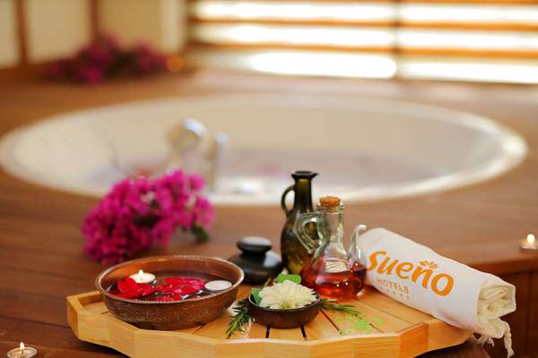 Badewanne mit Blumen und Kerzen im Sueno Hotels Beach Side