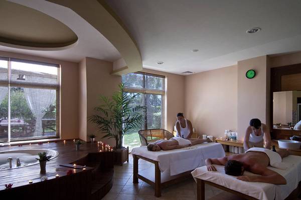 Spa-Behandlung im Sueno Hotels Beach Side mit mehreren Gästen und Therapeuten.