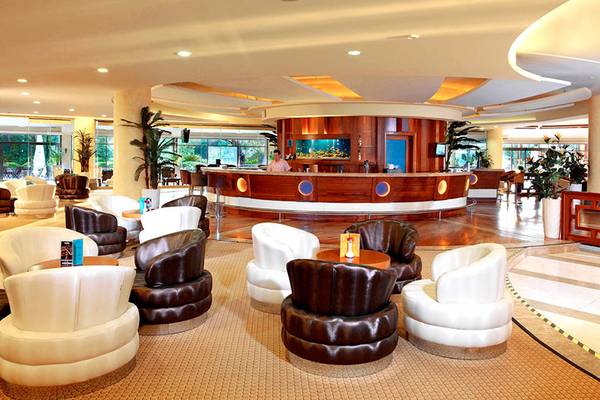 Lobby des Sueno Hotels Beach Side mit Empfangstresen und bequemen Sitzgelegenheiten.
