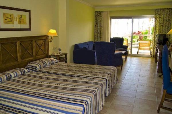 Doppelzimmer im SBH Hotel Costa Calma Palace mit Bett, Couch, Stühlen und Fernseher.