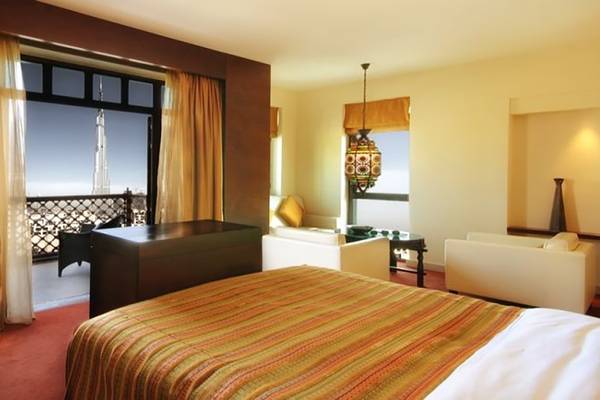 Zimmer im Manzil Downtown by Vida Hotel in Dubai mit Blick auf die Stadt.