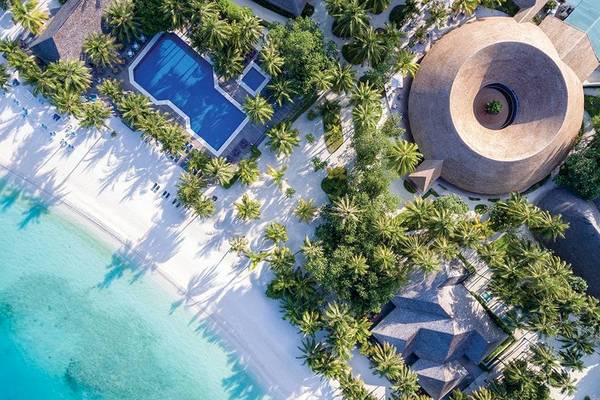 Luftaufnahme des Meeru Island Resorts & Spa mit Swimmingpool und Palmen