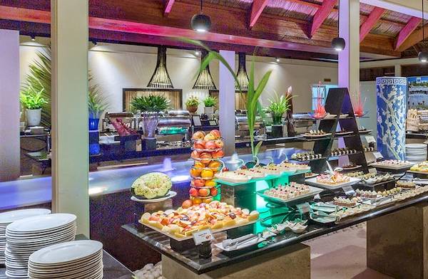 Buffettisch im Meeru Island Resort & Spa mit verschiedenen Gerichten und Dekoration.