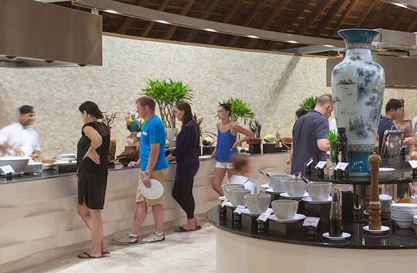 Besucher im Restaurant-Buffet des Meeru Island Resort & Spa