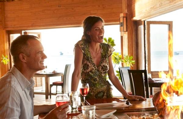 Ein Koch brät ein Gericht am Tisch im Meeru Island Resort & Spa.