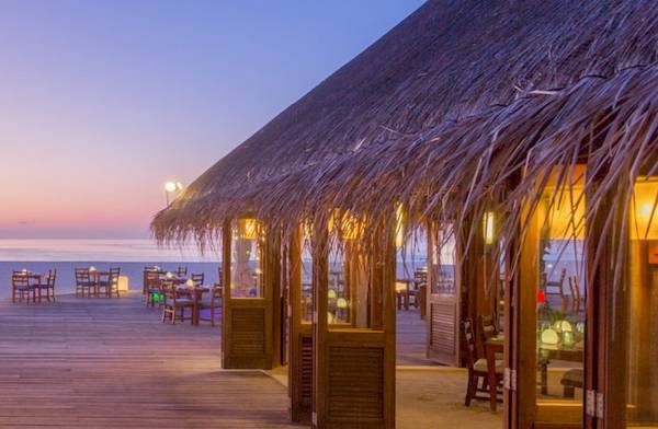 Terrasse des Meeru Island Resort & Spa bei Sonnenuntergang mit Blick auf den Ozean