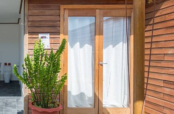 Badezimmer des Meeru Island Resort & Spa mit Jacuzzi, Toilette, Waschbecken und Pflanzen.
