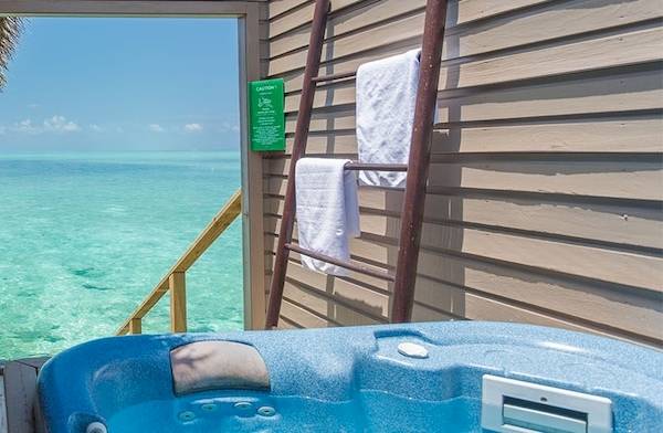 Badezimmer im Meeru Island Resort & Spa mit Whirlpool und Meerblick