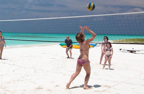 Gruppe spielt Volleyball am Strand des Meeru Island Resort & Spa