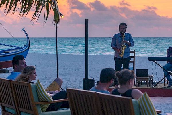 Musikabend am Meeru Island Resort & Spa Strand mit Musikern und Zuschauern