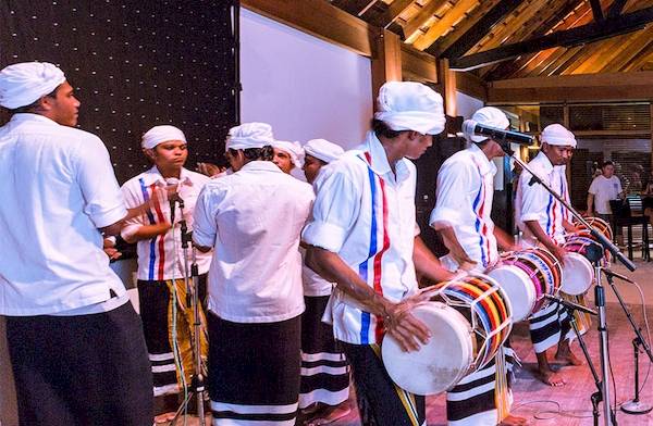 Gruppe von Musikern, die Trommeln spielen, vor einem Publikum im Meeru Island Resort & Spa.