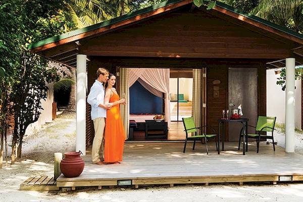 Paar auf der Veranda der Kudadoo-Hutte im Meeru Island Resort & Spa