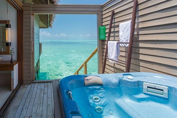 Jacuzzi am Meer im Meeru Island Resort & Spa mit offenem Badezimmer