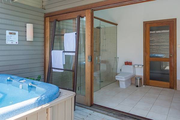 Badezimmer im Meeru Island Resort & Spa mit Badewanne, Dusche und Toilette.