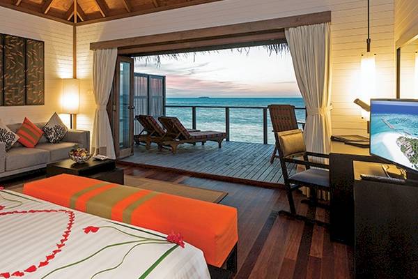 Suite im Meeru Island Resort & Spa mit direktem Zugang zur Terrasse und Meerblick.