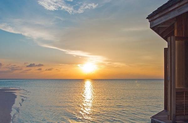 Sonnenuntergang am Meeru Island Resort & Spa mit Blick auf den Ozean.