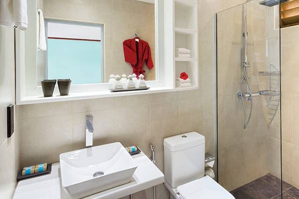 Badezimmer im Meeru Island Resort & Spa mit Dusche, Toilette, Waschbecken und Fenster