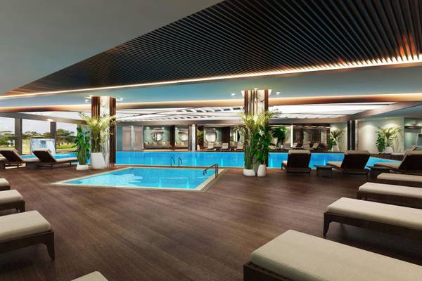 Innenpool des Delphin BE Grand Resort mit Loungebereich und Pflanzen