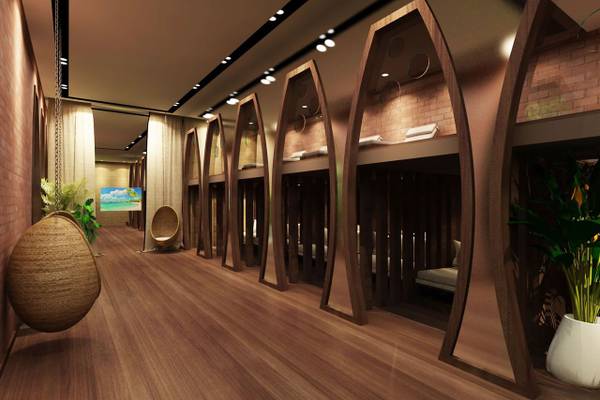 Innenansicht des Delphin BE Grand Resort Loungebereichs mit Holzböden und gebogenen Elementen.