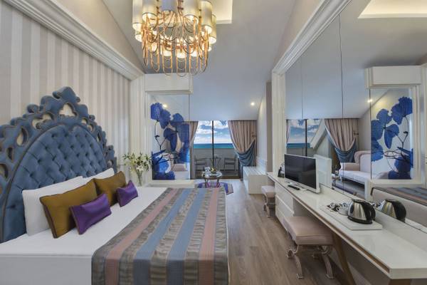 Suite-Zimmer im Delphin BE Grand Resort mit Blick auf das Meer.