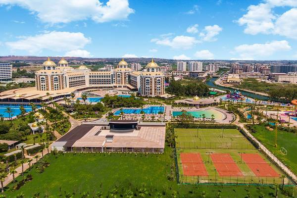 Luftaufnahme des Delphin BE Grand Resorts mit Pools, Tennisplätzen und einem Wasserpark in der Umgebung.