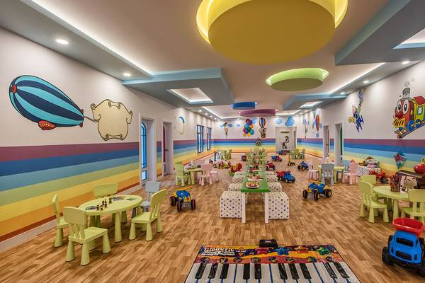 Kinderzimmer im Delphin BE Grand Resort mit bunten Wänden und Spielzeug.
