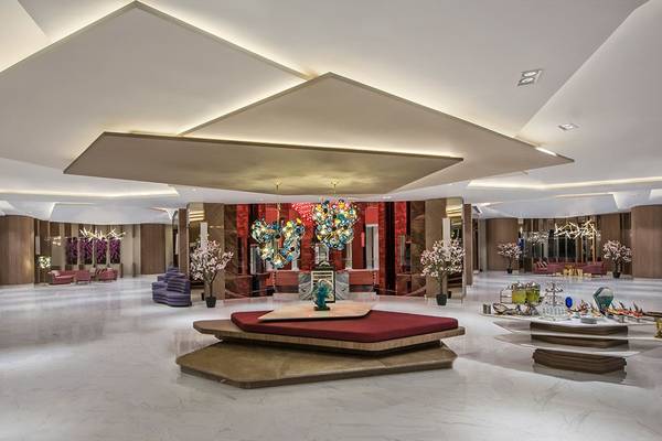 Elegante Hotellobby im Delphin BE Grand Resort mit stilvollem Dekor und modernen Lichtinstallationen.