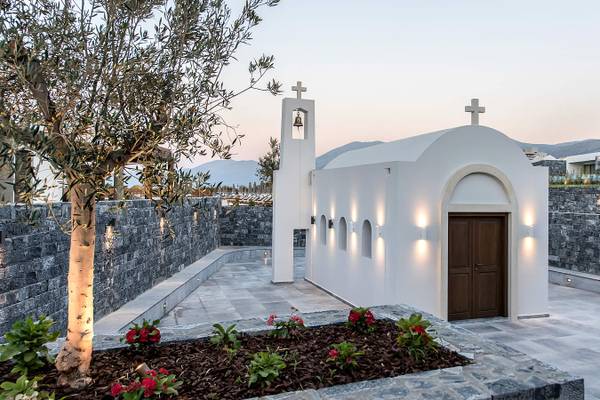 Außenansicht der Nana Princess Suites, Villas & Spa Kirche bei Sonnenuntergang.