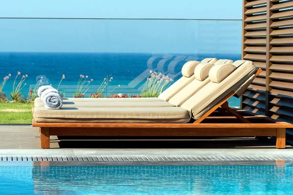 Holzliege am Pool mit Meerblick im Nana Princess Suites