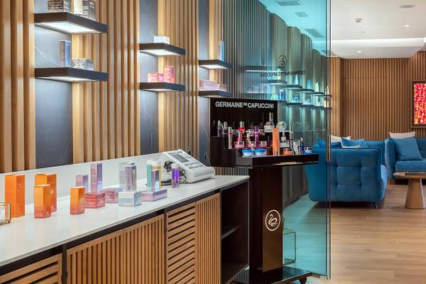 Empfangsbereich des Nana Princess Suites, Villas & Spa Hotels mit Produkten von Germaine de Capuccini.