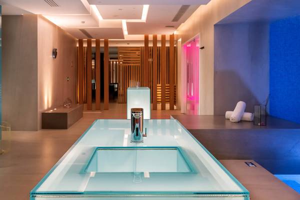 Ein futuristisches Glaswaschbecken im Wellnessbereich des Nana Princess Suites.