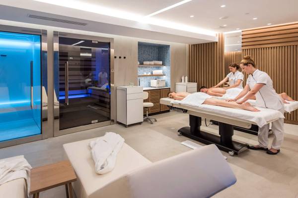 Massageraum im Nana Princess Suites Hotel mit zwei Kunden und Therapeuten.
