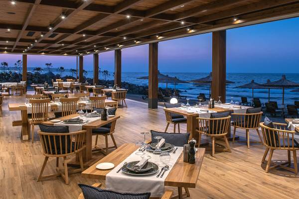 Innenansicht des Restaurants mit Meerblick der Nana Princess Suites, Villas & Spa