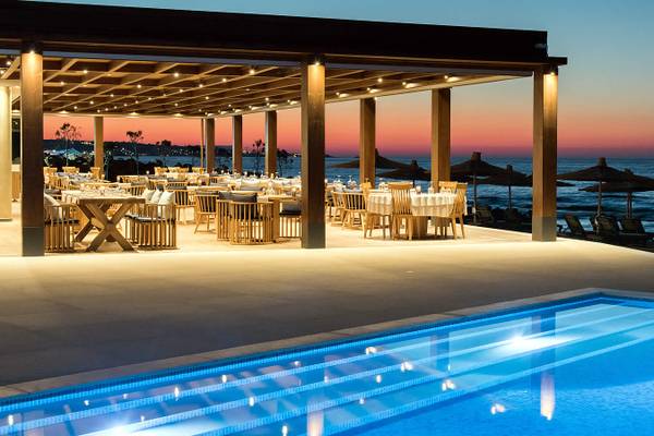 Abendessen am Strand im Hotel Nana Princess Suites, Villas & Spa mit Blick auf den Ozean