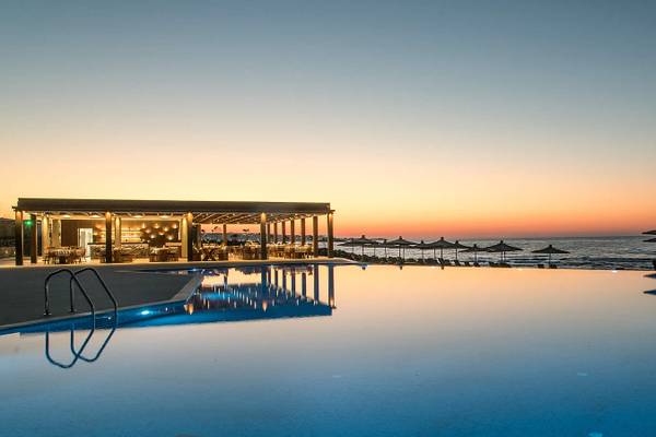 Außenpool des Nana Princess Suites Hotels am Meer bei Sonnenuntergang