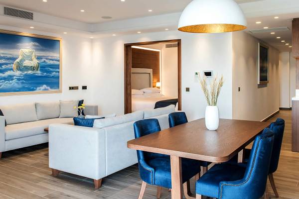Wohnbereich der Nana Princess Suites, Villas & Spa mit Sofa, Esstisch und Blick auf das Schlafzimmer