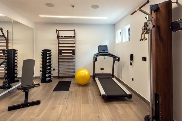 Fitnessraum mit Laufband und Fitnessgeräten im Nana Princess Suites, Villas & Spa