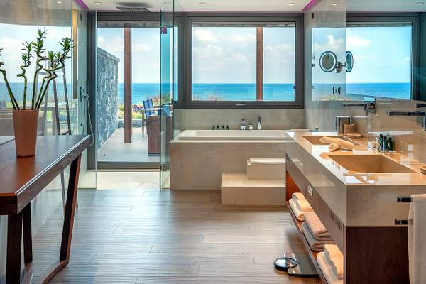 Badezimmer mit Meerblick im Nana Princess Suites, mit Badewanne, Dusche und Aussicht auf das Meer.