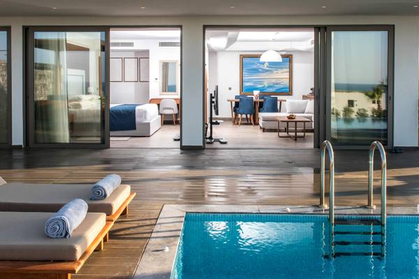 Innenansicht der Nana Princess Suites, Villas & Spa mit Wohn- und Essbereich und Pool.