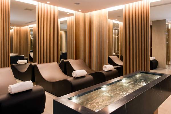 Inneneinrichtung des Wellnessbereichs im Nana Princess Suites, Villas & Spa mit gepolsterten Sesseln und Wasserbecken.