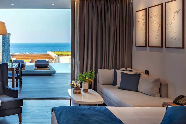 Innenansicht der Suite im Nana Princess Suites, Villas & Spa mit Meerblick und modernem Interieur.