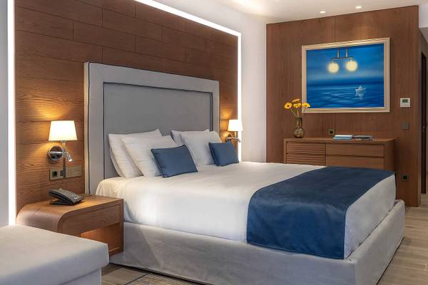 Nana Princess Suites, Villas & Spa - stilvolles Schlafzimmer mit Doppelbett, Holzwand und Dekor