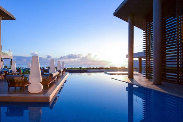 Ein Swimmingpool am Abend im Nana Princess Suites, Villas & Spa.