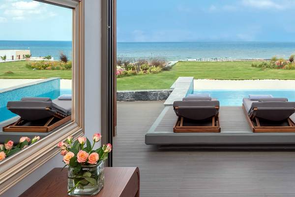 Ausblick auf den Pool von der Terrasse des Nana Princess Suites