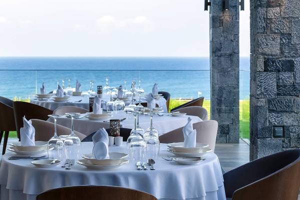 Tisch im Restaurant der Nana Princess Suites mit Blick auf das Meer.