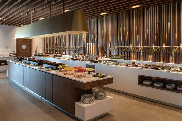 Buffettisch im Nana Princess Suites Hotel mit verschiedenen Speisen und goldenen Säulen.